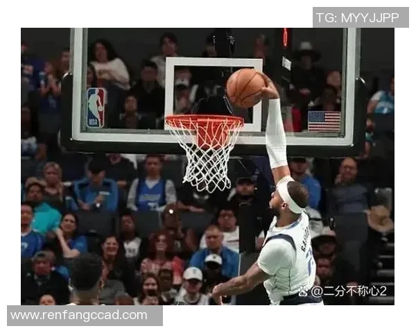 东契奇精准传球助攻加福德完成精彩空中接力灌篮展现球队默契配合 东契奇精准传球助攻加福德完成精彩空中接力灌篮展现球队默契配合