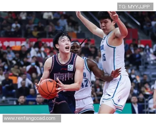 胡明轩现身汕头 助阵粤澳男篮明星赛现场精彩纷呈