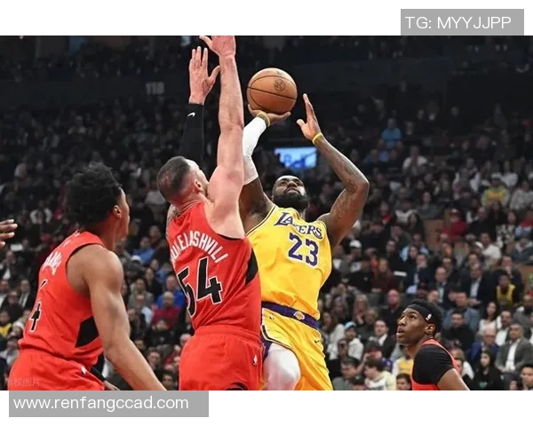 里夫斯分球篮下 詹姆斯转身上篮拿下两分 里夫斯分球篮下 詹姆斯转身上篮拿下两分